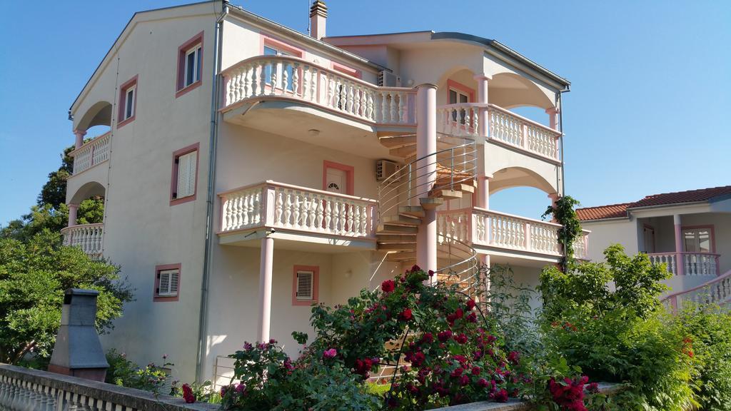 Gardenia Apartments Pakostane Exterior photo